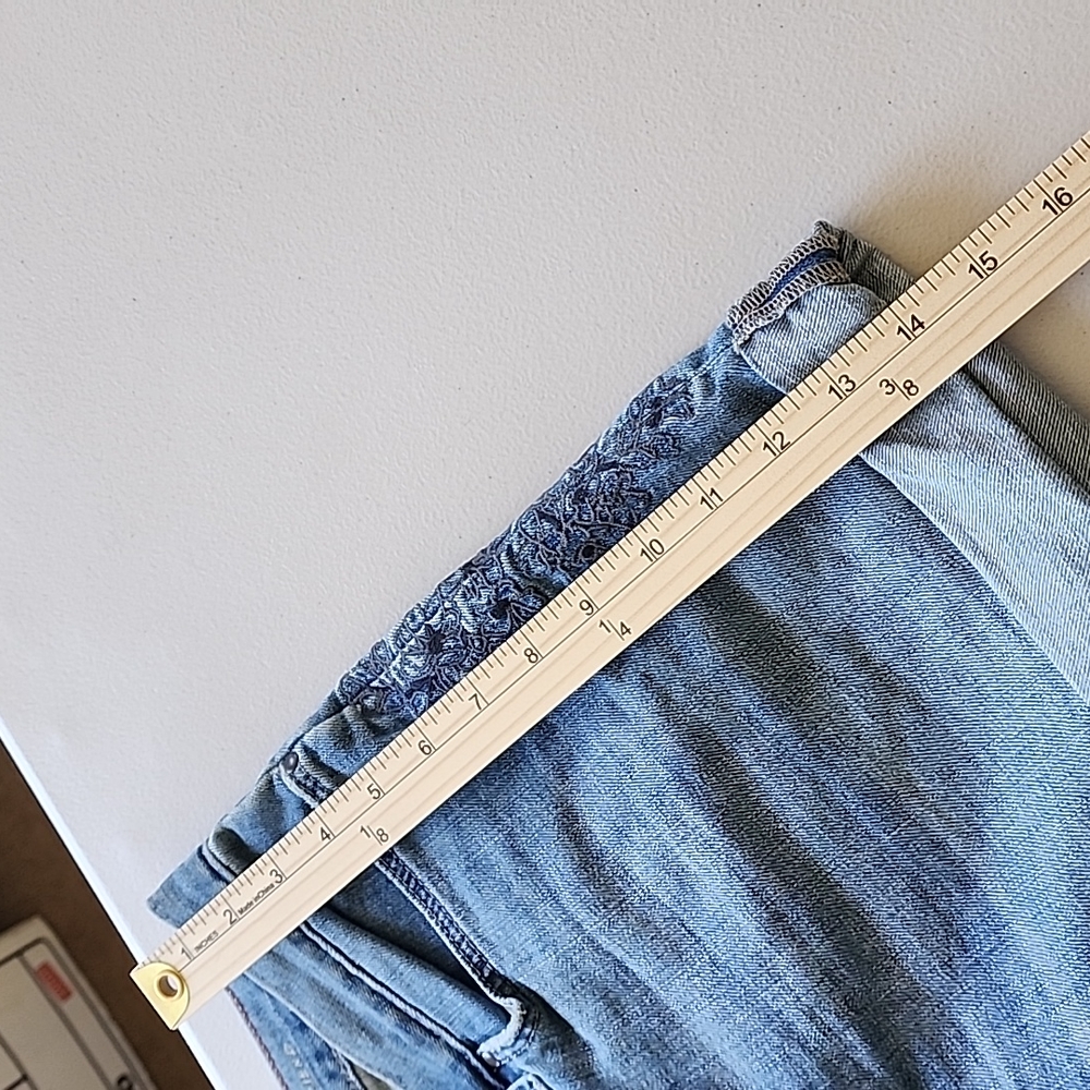 Women's Eddie Bauer Boyfriend Jean shorts - Picture 5 of 8